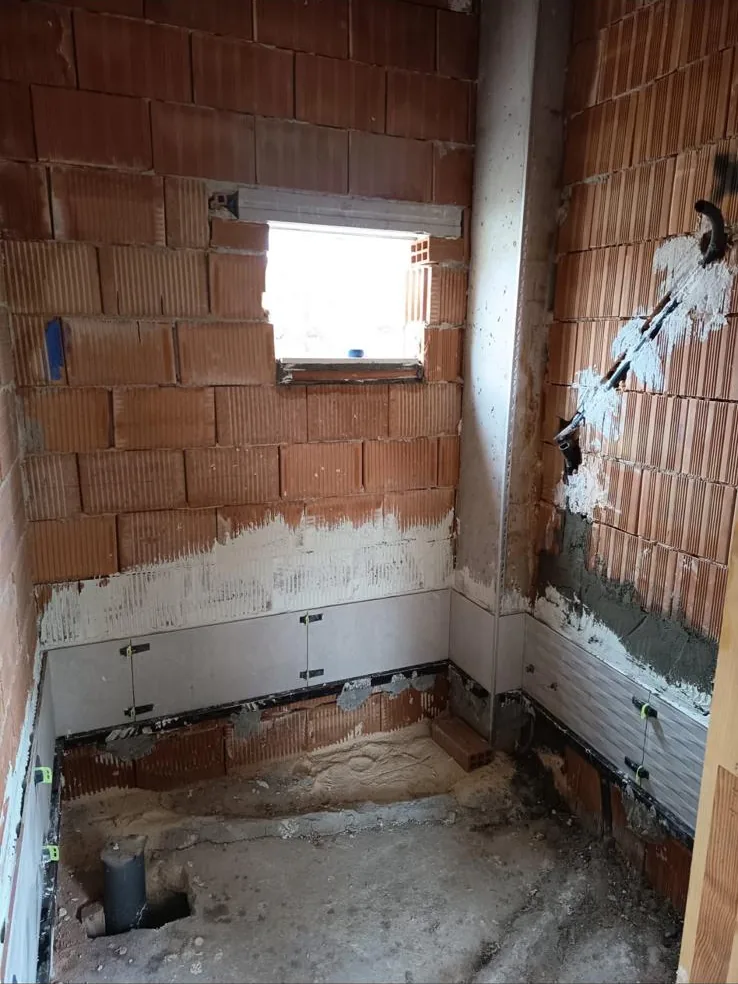 Baño durante la fase inicial de una reforma en Zaragoza