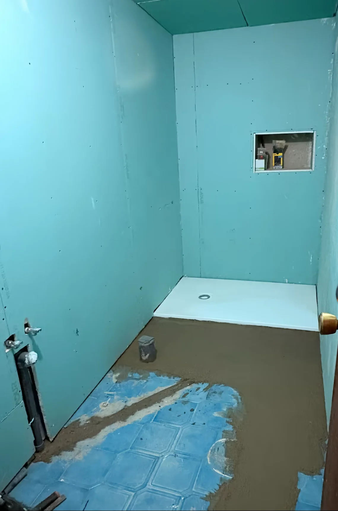 Baño en fase de impermeabilización antes de una reforma en Zaragoza