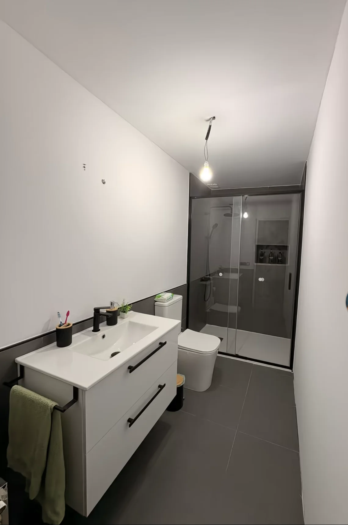 Baño terminado con mampara de ducha y mueble de lavabo en Zaragoza